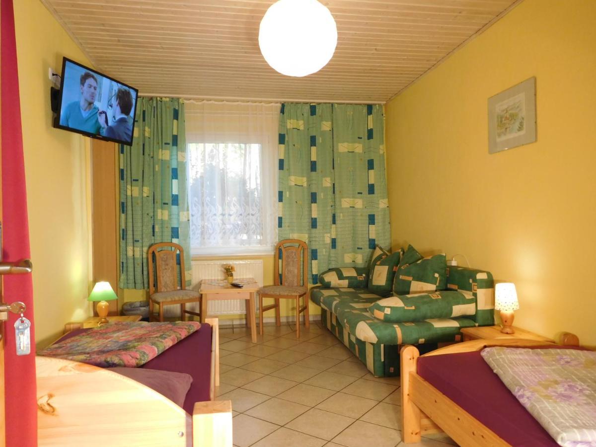 Hostel Waldhaus Am Ferienpark Mirow -Zimmer Du Wc المظهر الخارجي الصورة