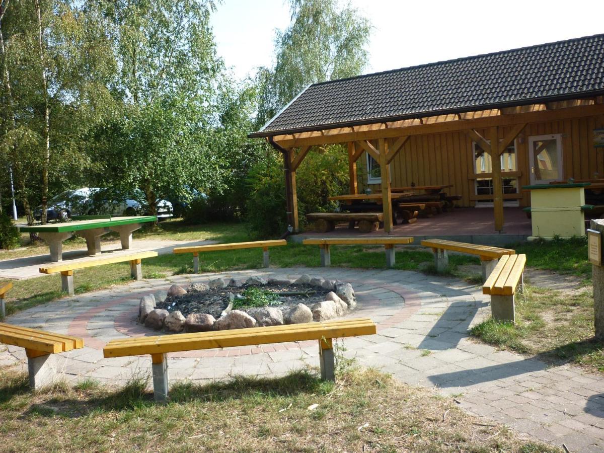 Hostel Waldhaus Am Ferienpark Mirow -Zimmer Du Wc المظهر الخارجي الصورة