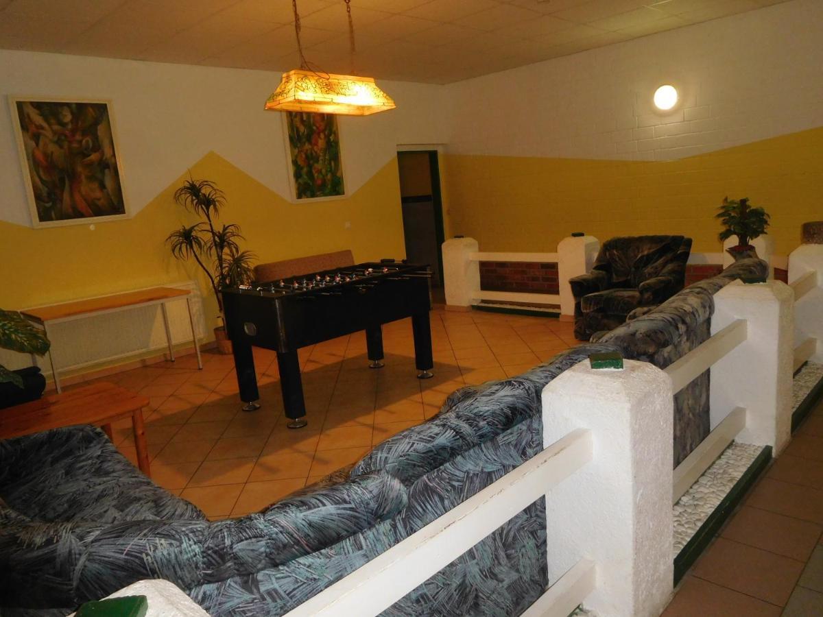 Hostel Waldhaus Am Ferienpark Mirow -Zimmer Du Wc المظهر الخارجي الصورة