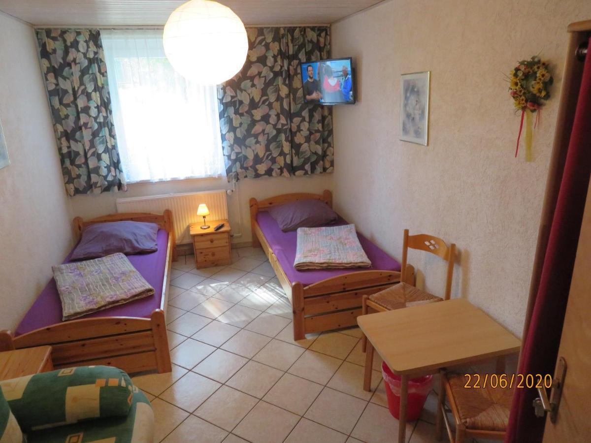 Hostel Waldhaus Am Ferienpark Mirow -Zimmer Du Wc المظهر الخارجي الصورة