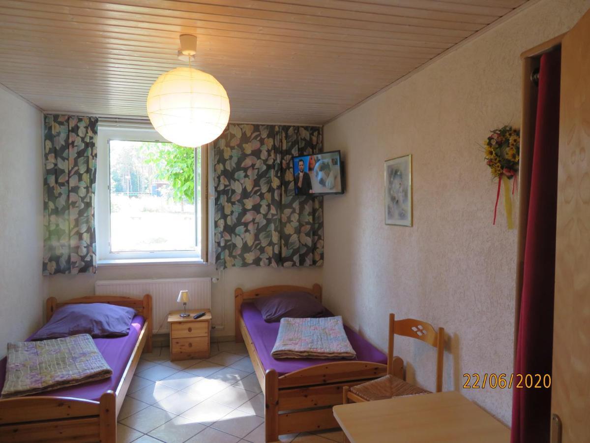 Hostel Waldhaus Am Ferienpark Mirow -Zimmer Du Wc المظهر الخارجي الصورة