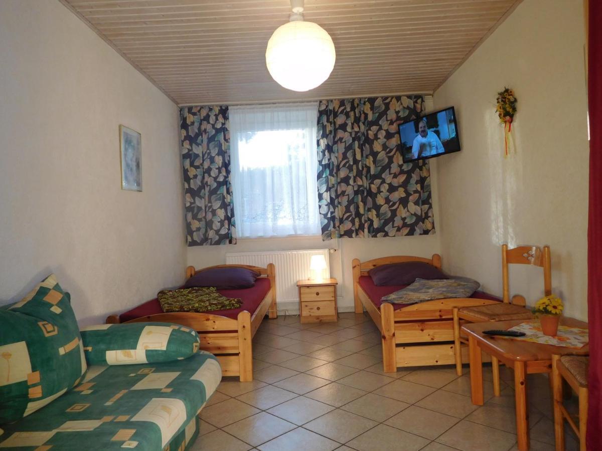 Hostel Waldhaus Am Ferienpark Mirow -Zimmer Du Wc المظهر الخارجي الصورة